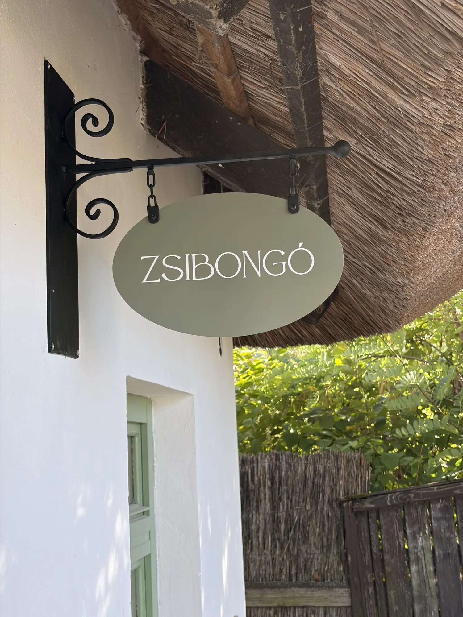 A Zsibongó – nádtetős közösségi ház